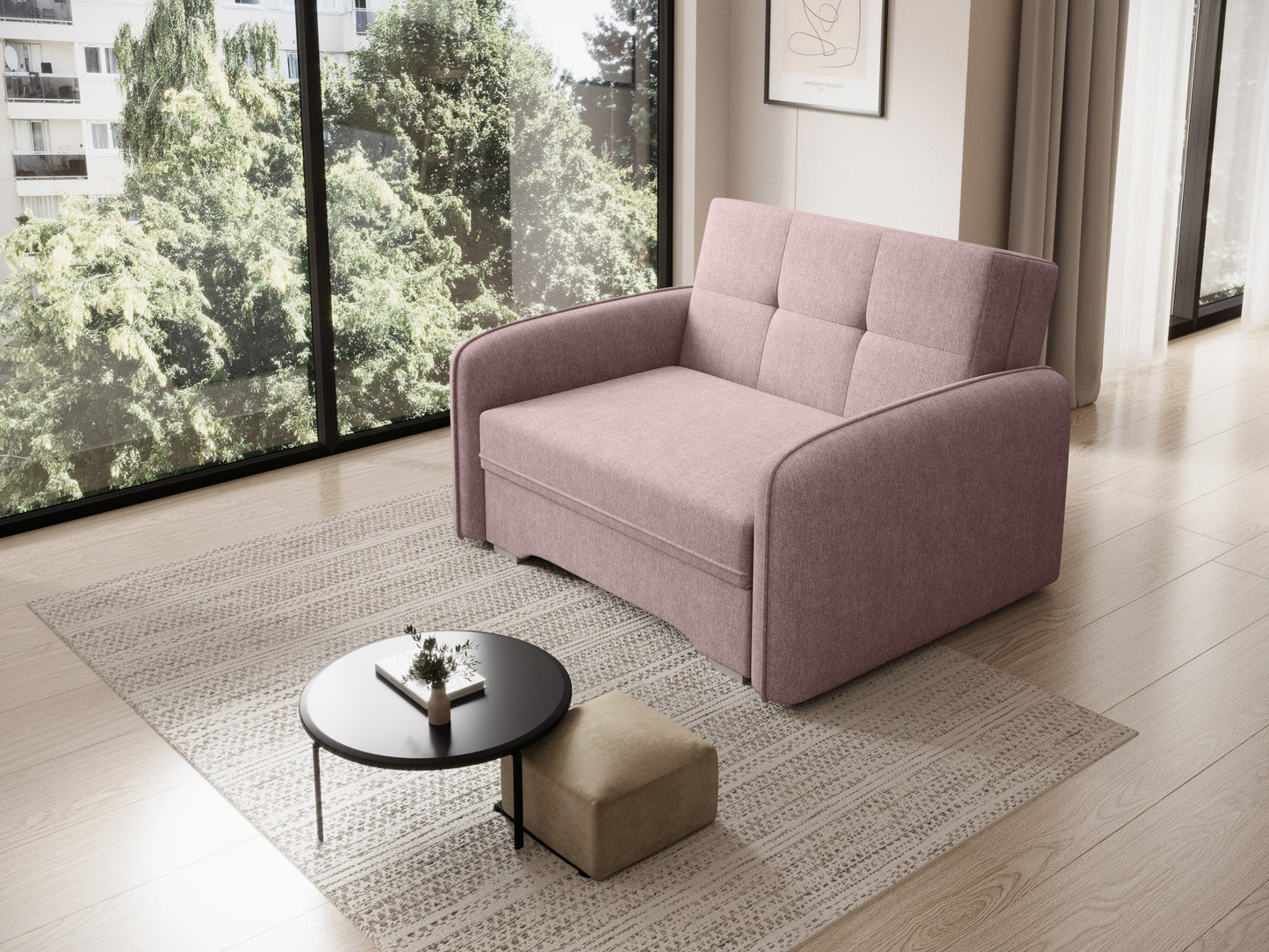 Jednoosobowa sofa Laine w tkaninie Poco 101 w kolorze różowym, ustawiona przy oknie w nowoczesnym wnętrzu z jasną podłogą.