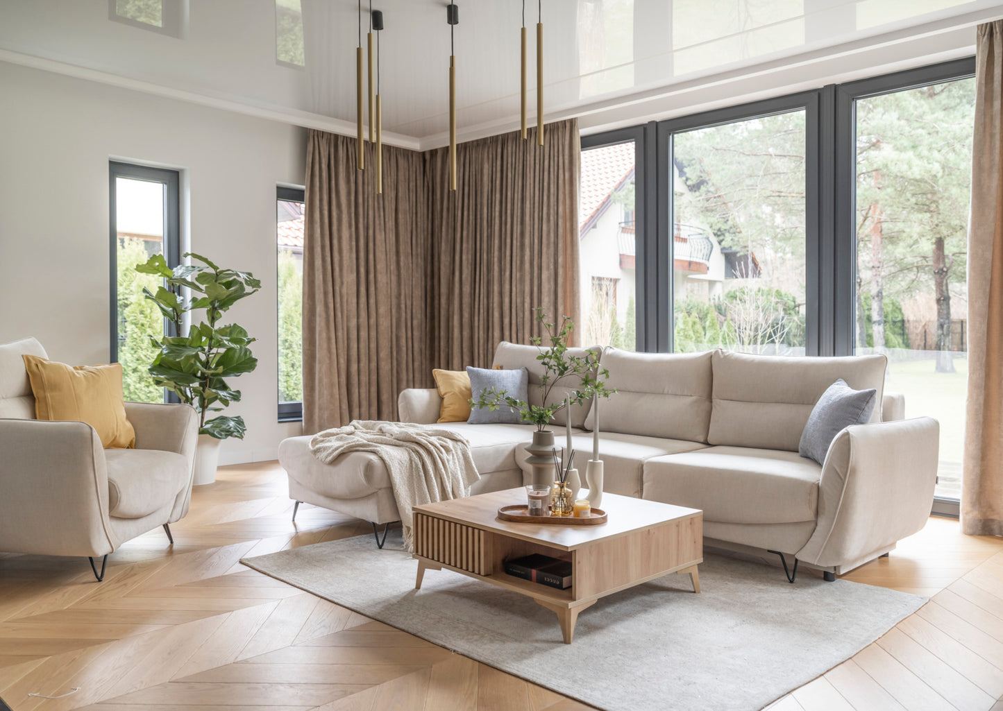 Stolik kawowy Entsian – szeroki kadr aranżacji salonu.