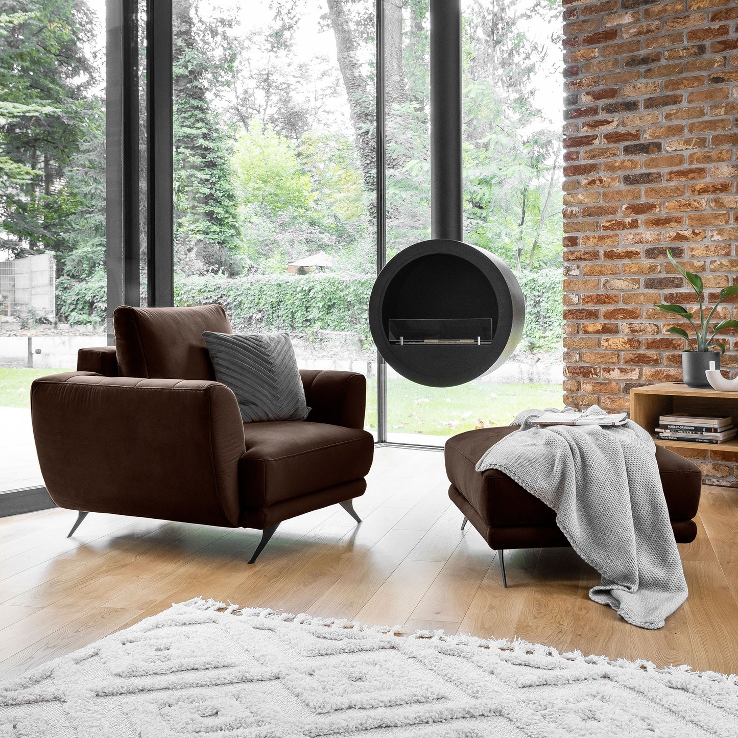Pufa Megis Nube 22 w ciemnobrązowym kolorze została wykonana z przyjemnej w dotyku tkaniny. Designerski wygląd podkreśla elegancki charakter nowoczesnego wnętrza.