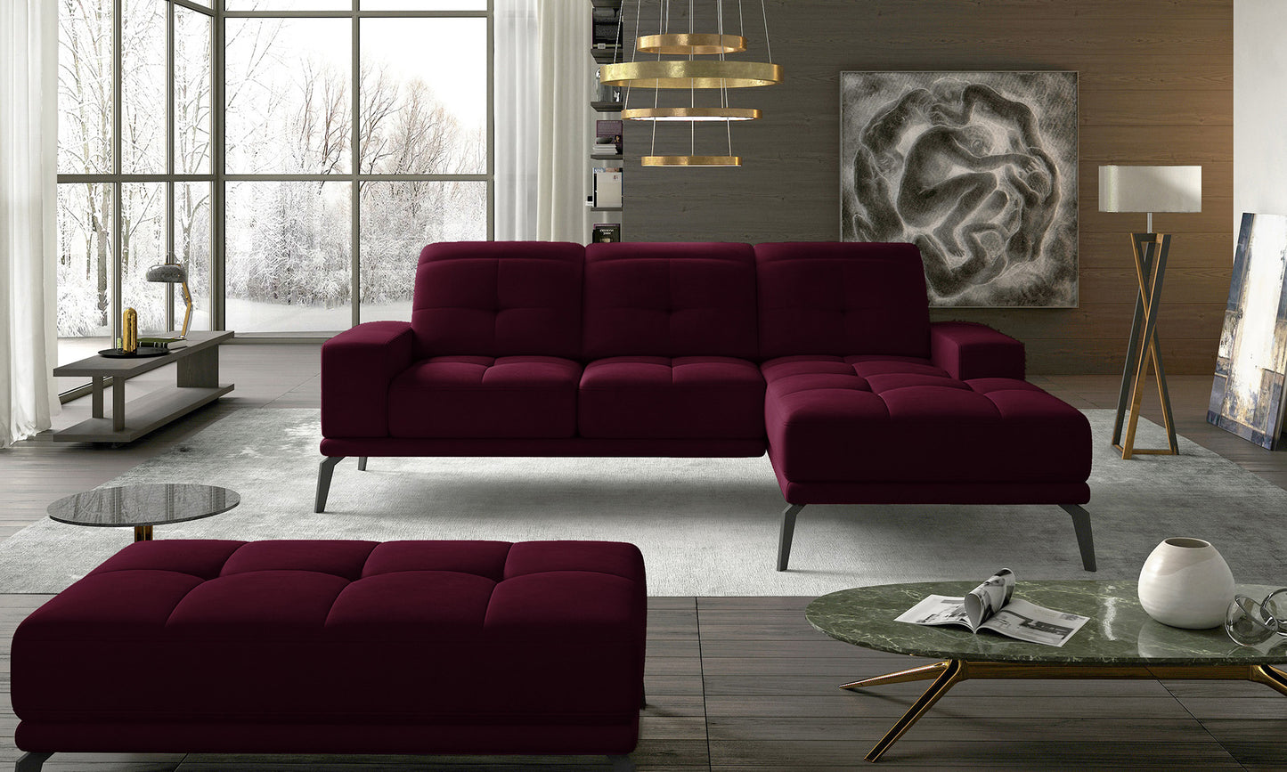 Designerski narożnik w bordowej tkaninie Matt Velvet 68 z wygodnymi poduszkami oparciowymi oraz nowoczesną linią. Duży narożnik wypoczynkowy do salonu tworzący funkcjonalną i luksusową strefę codziennego odpoczynku.