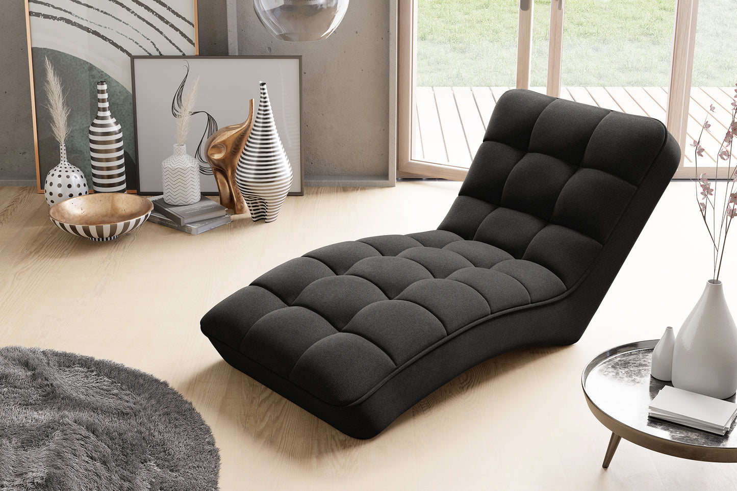 Szezlong Loren w głębokim czarnym kolorze Flores 10 w aranżacji wnętrza z jasnym drewnianym parkietem i designerskimi dodatkami.