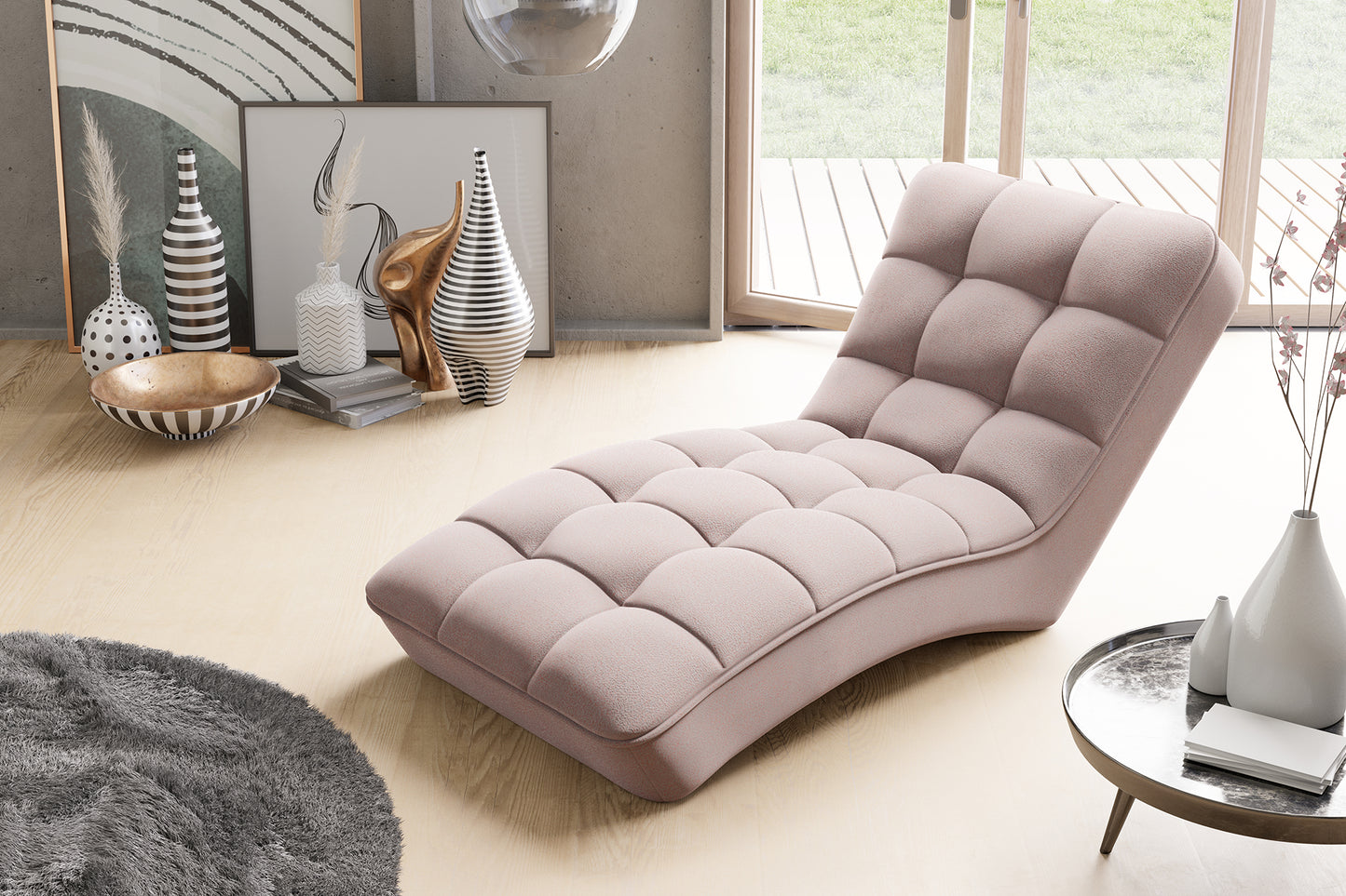 Widok z góry na szezlong Loren w kolorze jasnoróżowym, ustawiony na drewnianej podłodze z dywanem i designerskimi dodatkami.