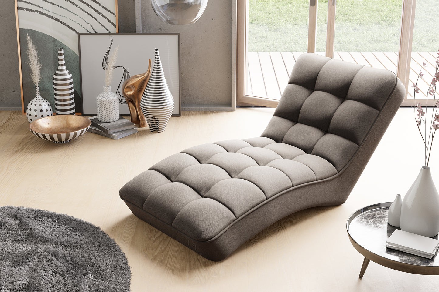 Stylowy szezlong Loren w kolorze jasnobrązowym, umieszczony w jasnym, designerskim wnętrzu z elementami drewna i czarno-białymi akcentami dekoracyjnymi.