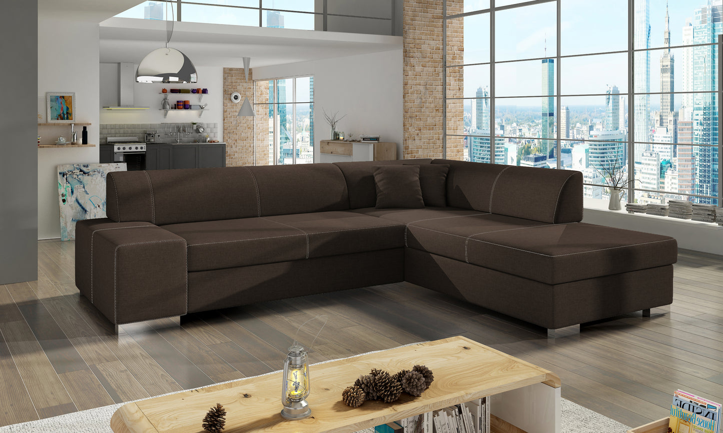 Brązowa sofa narożna Porto wykonana z materiału Sawana 26 w układzie prawym doskonale sprawdzi się w aranżacjach inspirowanych naturą, oferując wygodne siedziska i estetyczny wygląd dopasowany do wnętrza