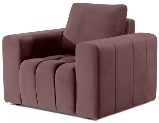 Fotel Lazaro w tkaninie Matt Velvet 63 w eleganckim różowym odcieniu, zaprezentowany na białym tle. Mebel o nowoczesnej sylwetce z szerokimi podłokietnikami i charakterystycznym pikowaniem siedziska.