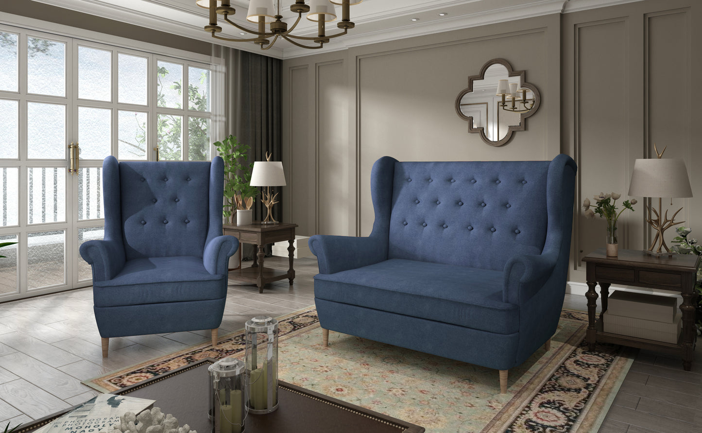 Komplet wypoczynkowy Aros w tkaninie Omega 86 jasnoniebieski – stylowy fotel i sofa w eleganckim salonie z dużymi oknami i klasycznymi dodatkami.