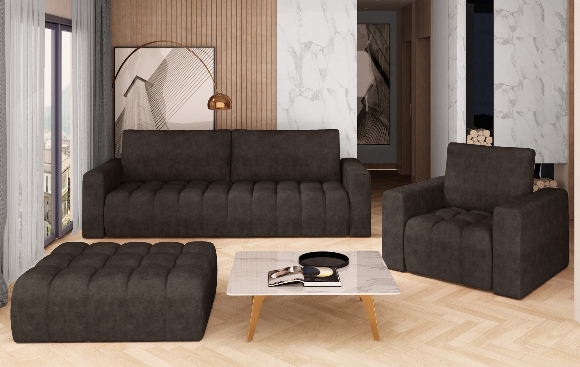 Zestaw mebli wypoczynkowych Lazaro w kolorze Dora 28 brązowy w eleganckim salonie – sofa, fotel i pufa ustawione wokół niskiego stolika na tle nowoczesnego wnętrza z drewnianą podłogą i ścianami wykończonymi marmurem i lamelami.