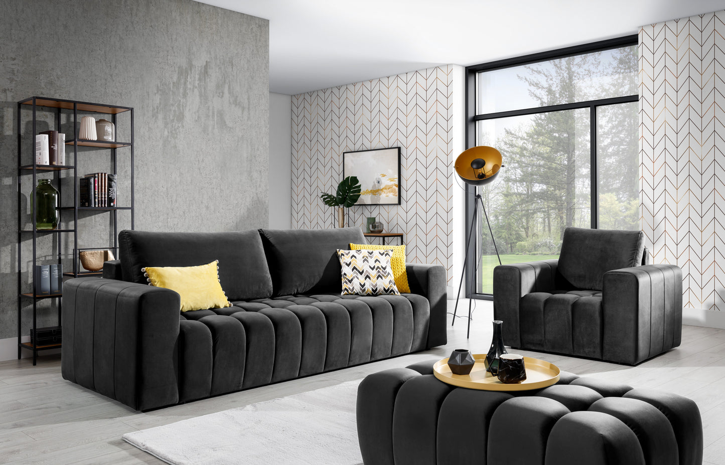 Komplet wypoczynkowy Lazaro w kolorze Monolith 97 ciemnoszary w eleganckim salonie z dużym oknem i tapetą w jodełkę – widoczne są sofa, fotel i pufa z tkaniny welurowej oraz dodatki w żółtych akcentach.