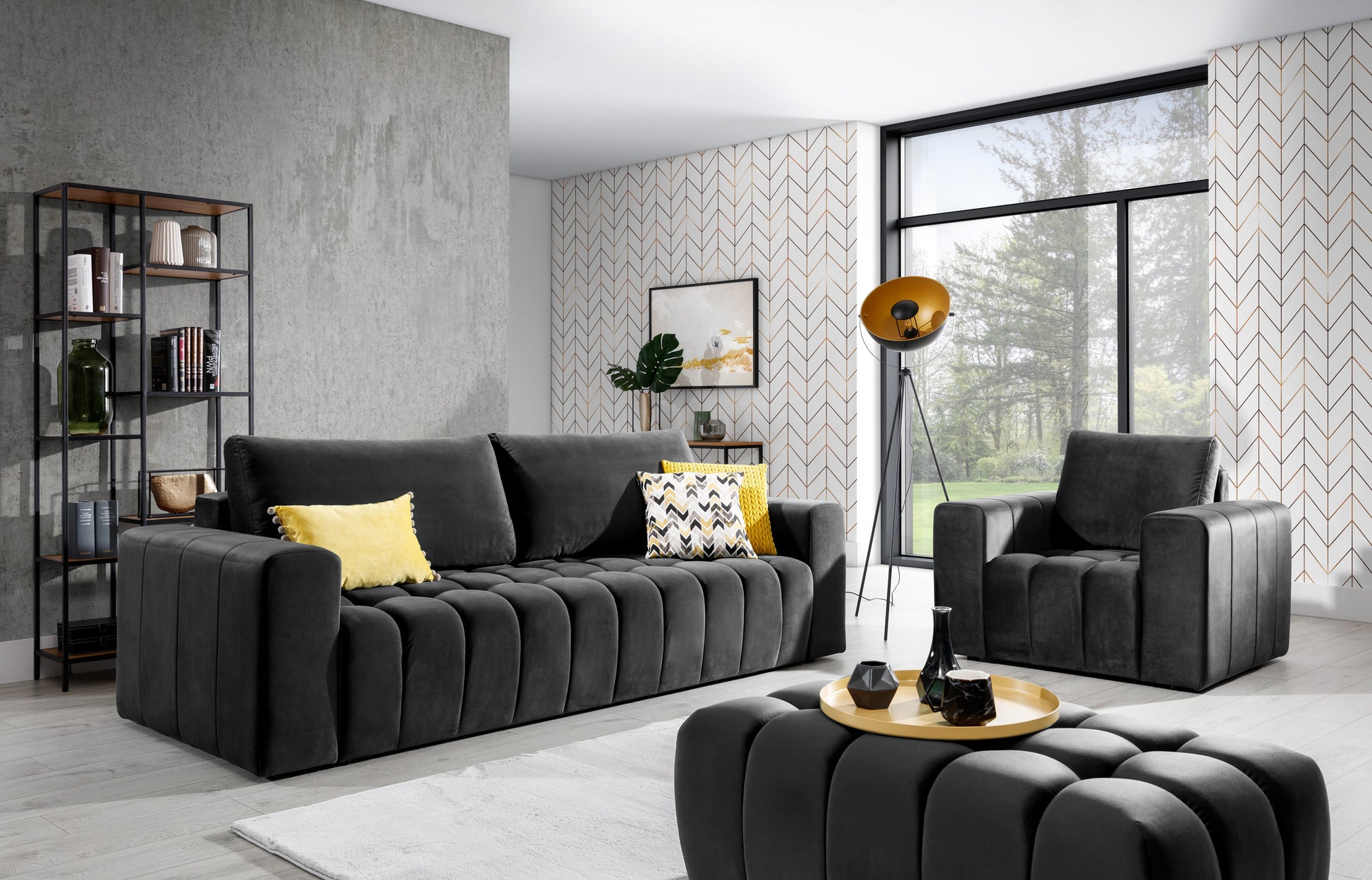 Komplet wypoczynkowy Lazaro w kolorze Monolith 97 ciemnoszary w eleganckim salonie z dużym oknem i tapetą w jodełkę – widoczne są sofa, fotel i pufa z tkaniny welurowej oraz dodatki w żółtych akcentach.