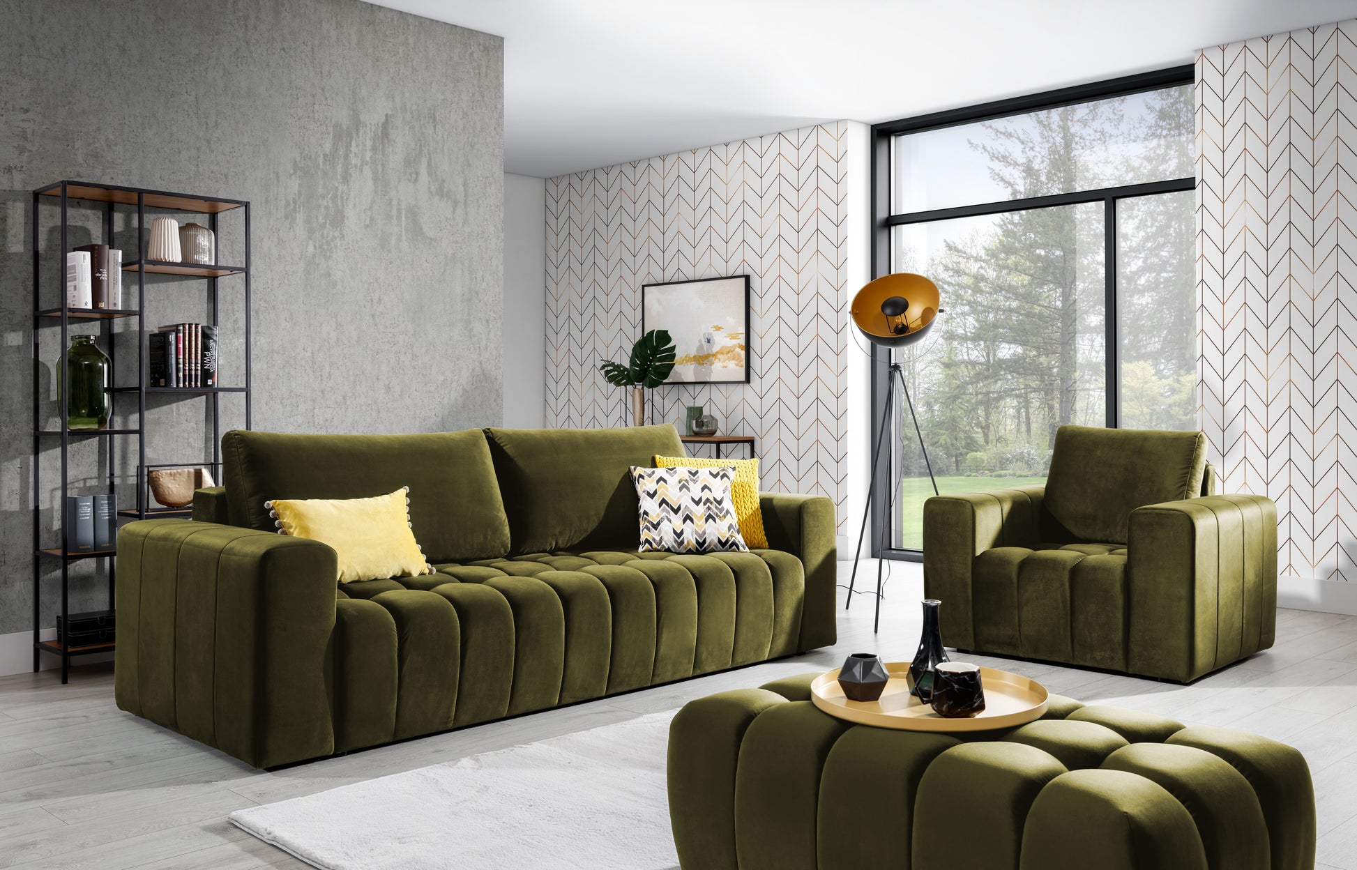 Nowoczesny zestaw mebli Lazaro w odcieniu Nube 33 (jasnozielony) w stylowej aranżacji salonu – sofa, fotel i pufa w otoczeniu jasnych ścian, drewnianej podłogi i naturalnego światła.