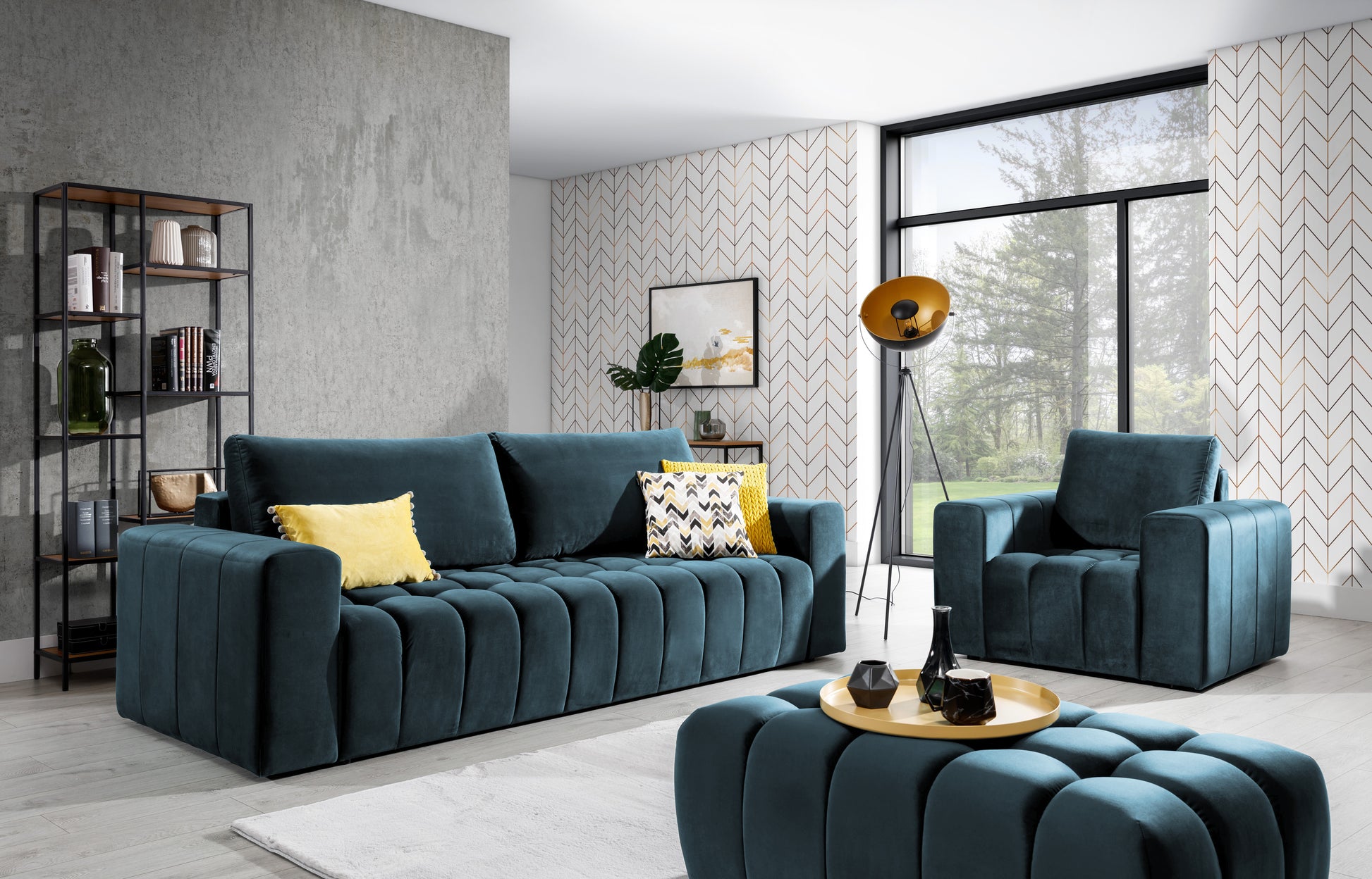 Komplet wypoczynkowy Lazaro w kolorze Monolith 77 niebieski w nowoczesnym salonie – sofa, fotel i pufa ustawione w jasnym wnętrzu z dużym oknem, designerską lampą i półką z książkami.
