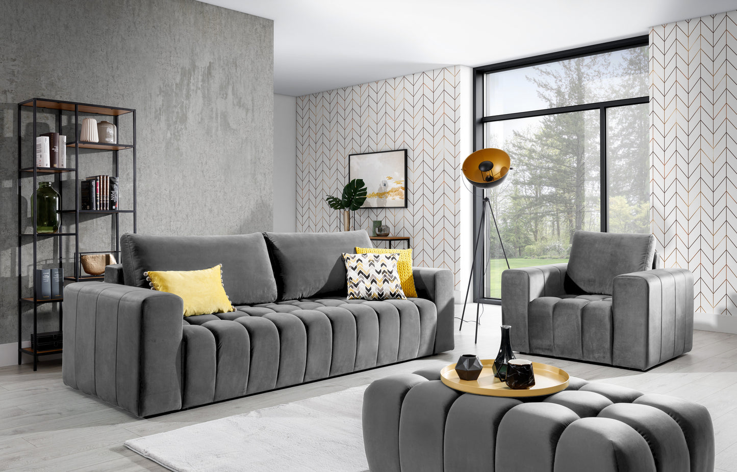 Komplet wypoczynkowy Lazaro w kolorze Nube 03 szary w nowoczesnym wnętrzu – elegancka sofa, fotel i pufa ustawione w jasnym salonie z dużymi oknami i designerskimi dodatkami.