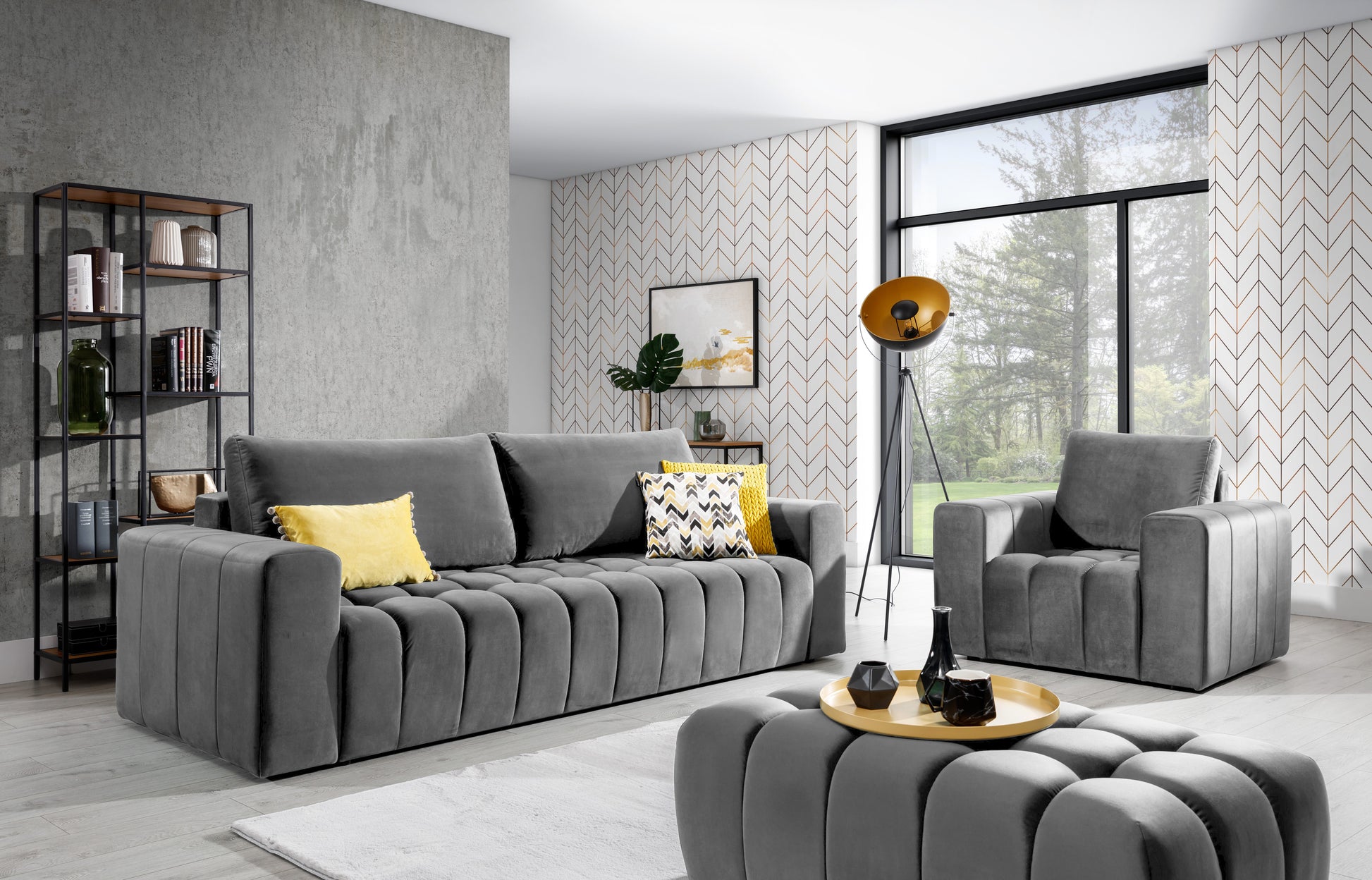 Komplet wypoczynkowy Lazaro w kolorze Nube 03 szary w nowoczesnym wnętrzu – elegancka sofa, fotel i pufa ustawione w jasnym salonie z dużymi oknami i designerskimi dodatkami.