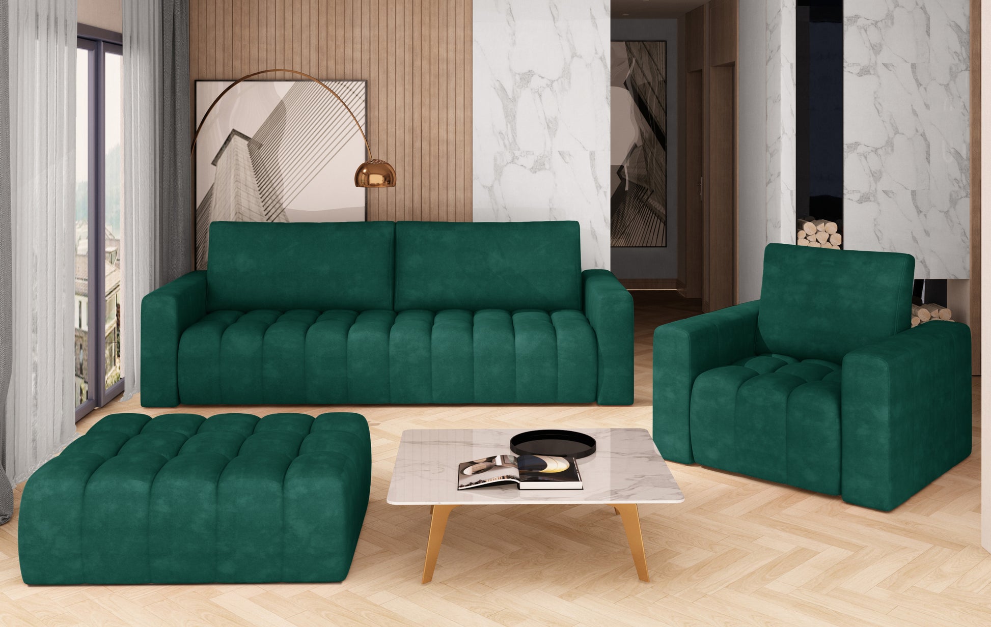 Zielony komplet wypoczynkowy Lazaro w tkaninie Kronos 19 w eleganckim salonie – sofa, fotel i pufa ustawione przy marmurowej ławie i dekoracyjnych ścianach z drewnem i białym kamieniem.