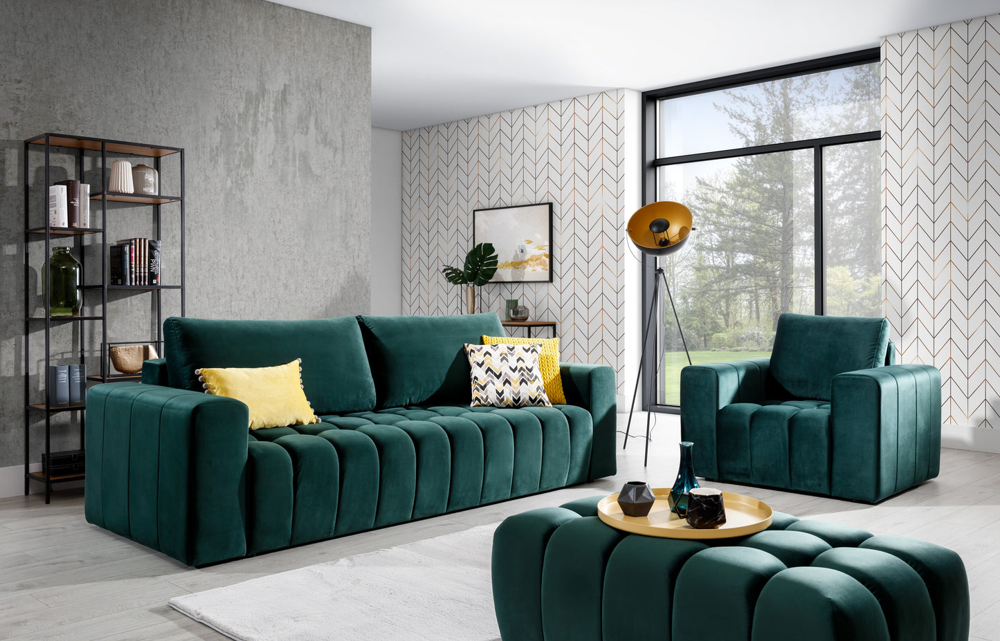 Zestaw wypoczynkowy Lazaro w kolorze Monolith 37 zielony w jasnym salonie z dużym oknem, tapetą w jodełkę i loftowymi dodatkami. Komplet tworzą sofa, fotel i pufa, uzupełnione o żółte i wzorzyste poduszki.