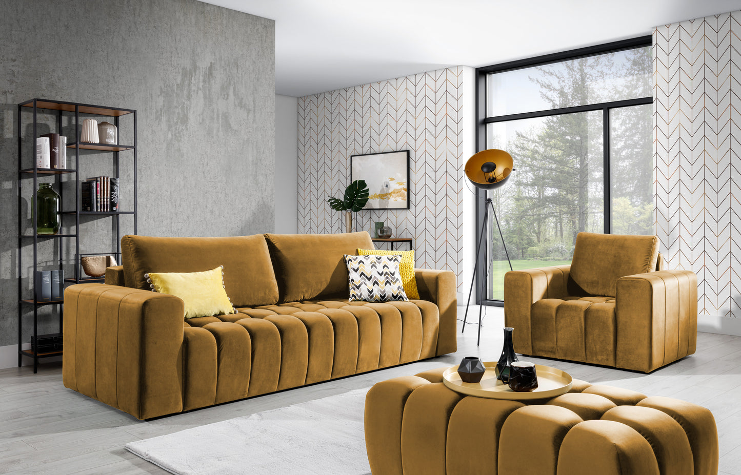 Zestaw wypoczynkowy Lazaro w kolorze Monolith 48 żółty w nowoczesnym salonie z dużym oknem, tapetą w jodełkę i industrialnymi dodatkami. Sofa, fotel i pufa tworzą spójny komplet o eleganckim, geometrycznym designie.