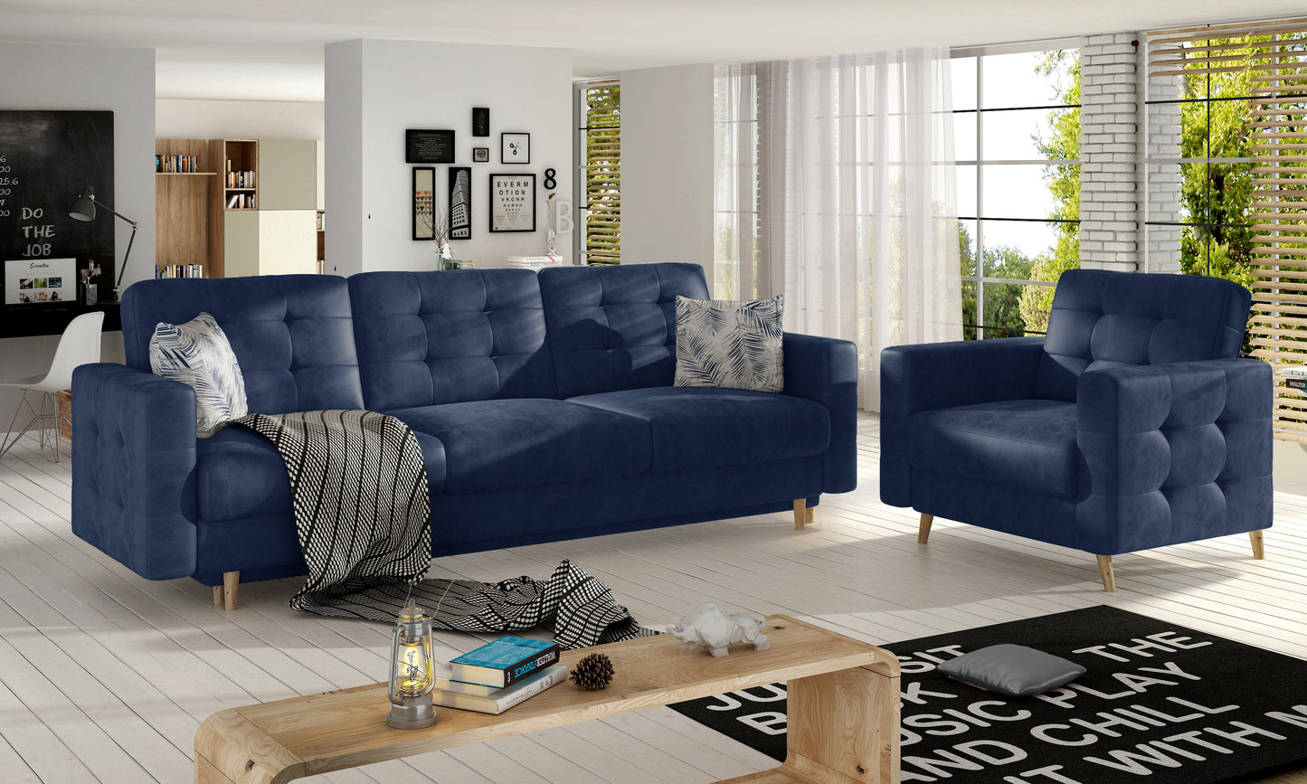 Granatowa sofa z fotelem Asgard Monolith oraz poduszki Botanical 80. Komplet łączy elegancję z naturalnymi akcentami roślinnymi.