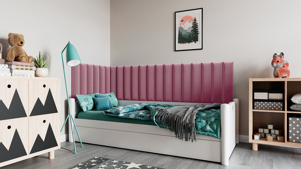 Przytulny pokój dziecięcy z białym łóżkiem-domkiem, tipi i biurkiem; za zagłówkiem na pastelowo-niebieskiej ścianie widoczne różowe panele Quadratta IX Monolith 63 tworzące schodkowy, tapicerowany zagłówek.