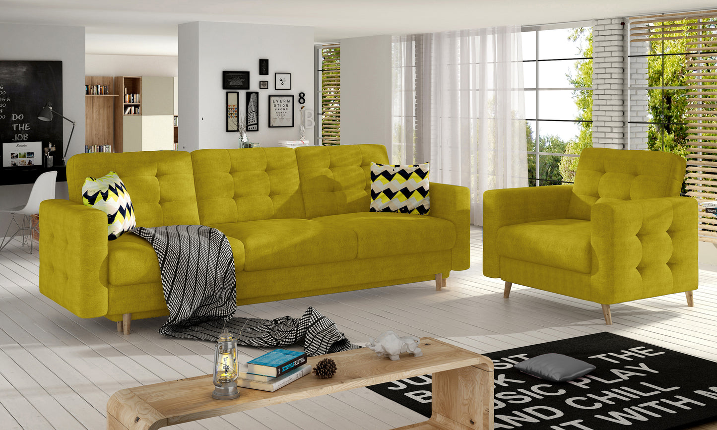 Sofa i fotel Asgard Omega w musztardowym odcieniu z dekoracyjnymi poduszkami w czarno-biały wzór. Zestaw wyróżnia się pikowaniem i drewnianymi nóżkami.