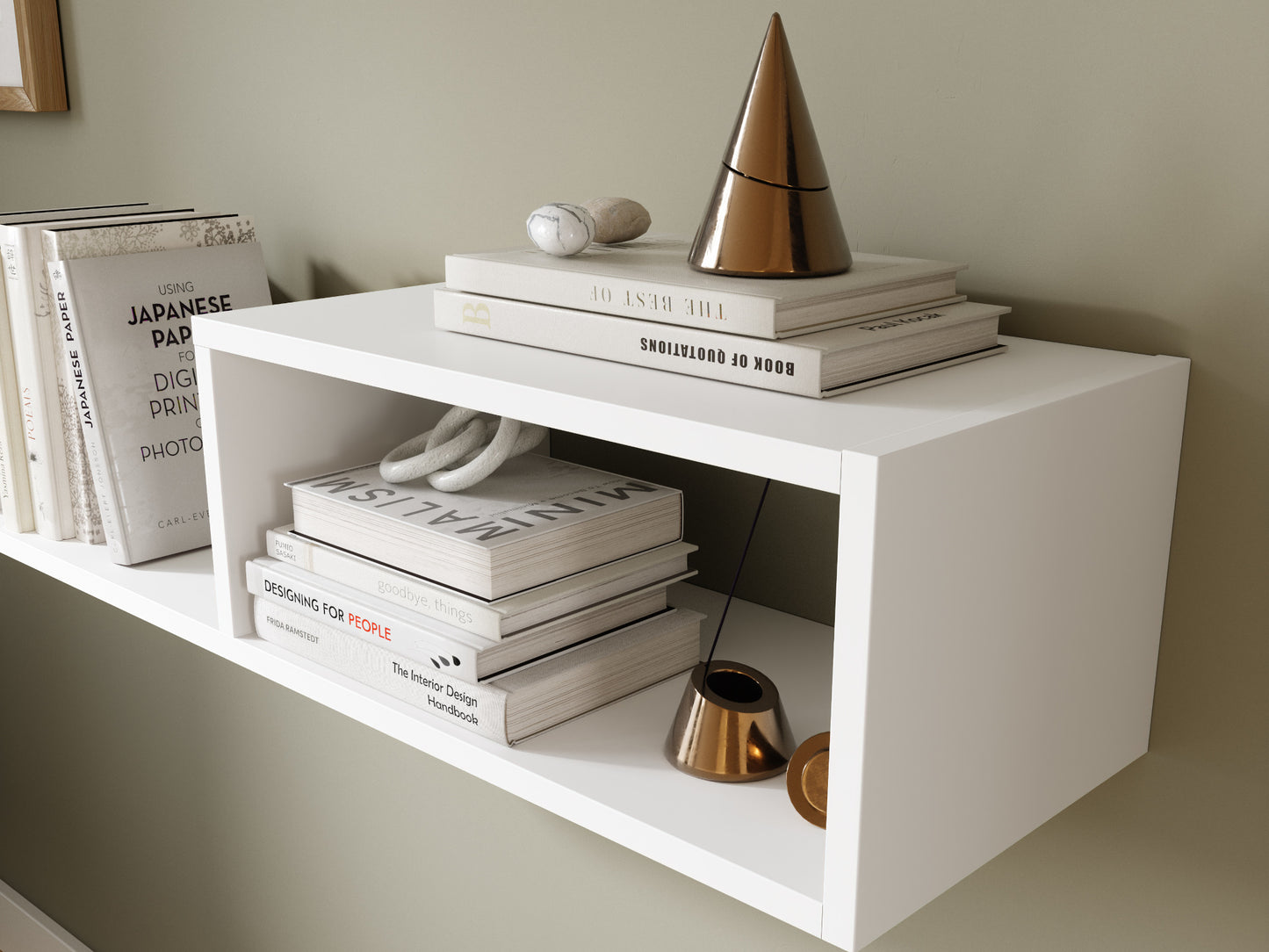 Detal lewego segmentu białej półki Vellia z pionowo ustawionymi białymi książkami, pokazujący matowe wykończenie.