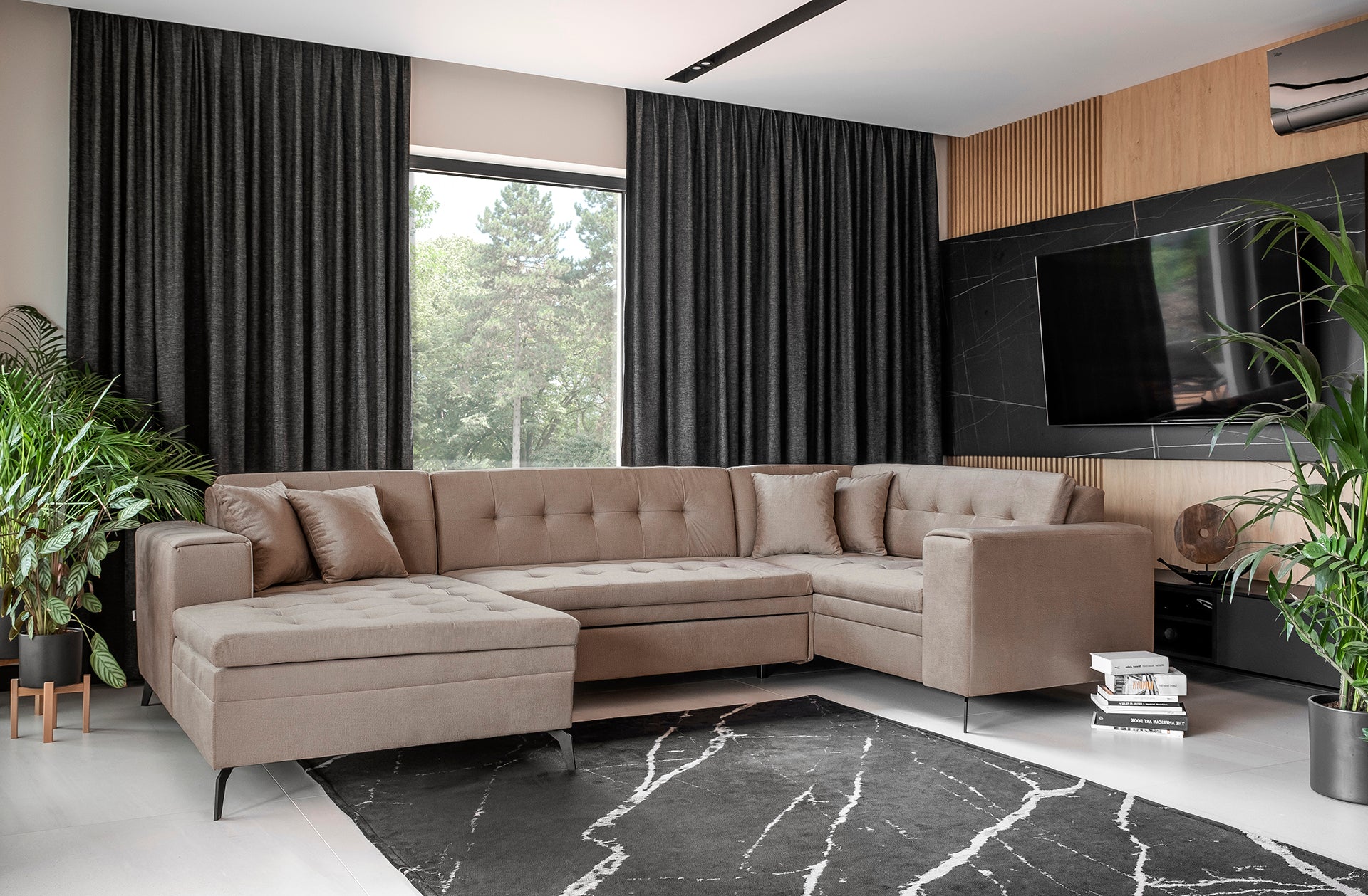 Beżowa sofa narożna Montez wykonana z materiału Nube 20 świetnie sprawdzi się w przytulnym salonie, zapewniając komfort użytkowania oraz estetyczny wygląd dopasowany do jasnych, nowoczesnych aranżacji