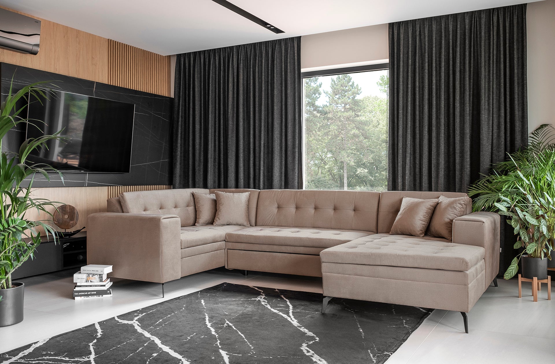 Beżowa sofa narożna Montez wykonana z materiału Nube 20 doskonale wpisuje się w jasne aranżacje salonu, oferując wygodne siedziska oraz estetyczny wygląd dopasowany do nowoczesnych i rodzinnych przestrzeni