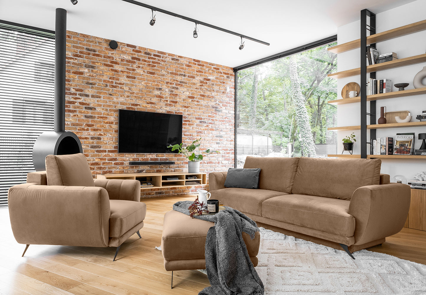 Zestaw sofa, fotel i pufa Megis Nube w beżowej tapicerce. Komplet doskonale sprawdzi się w nowoczesnym salonie.
