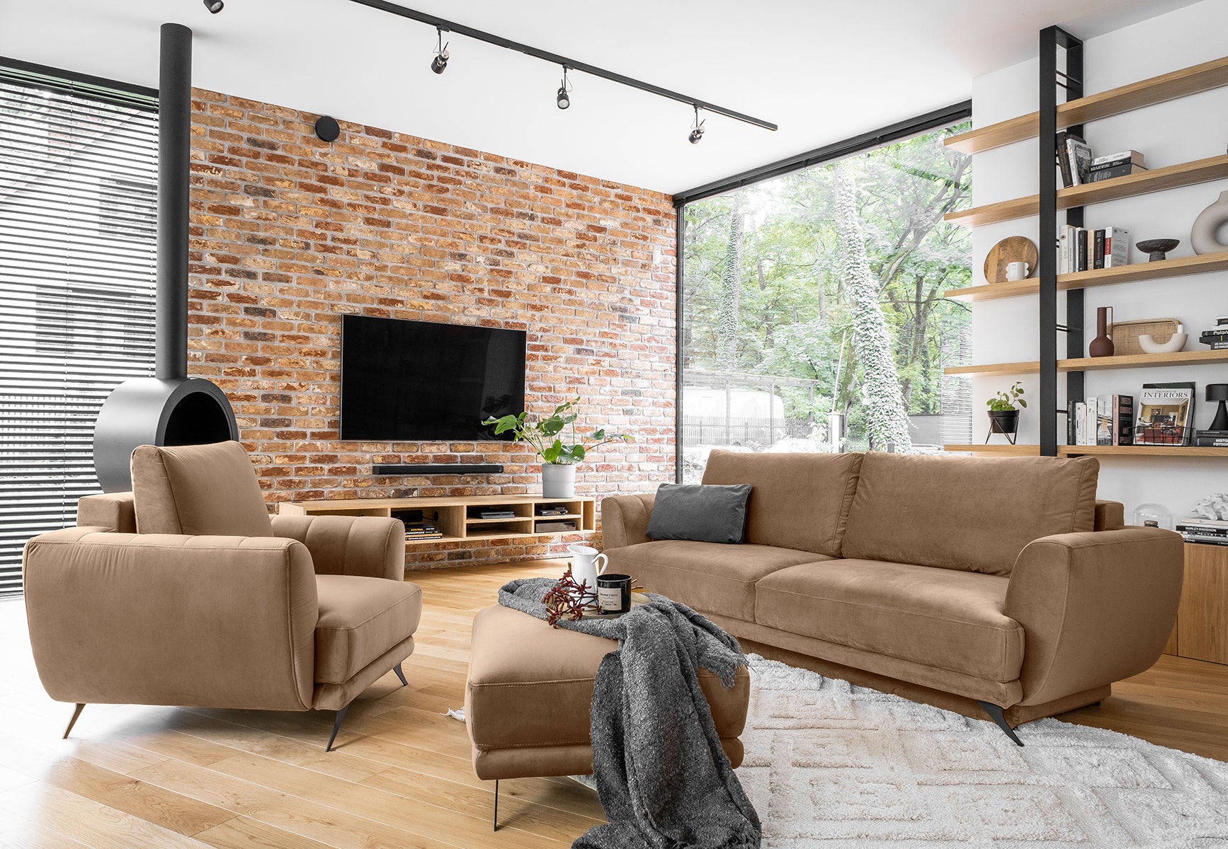 Zestaw sofa, fotel i pufa Megis Nube w beżowej tapicerce. Komplet doskonale sprawdzi się w nowoczesnym salonie.
