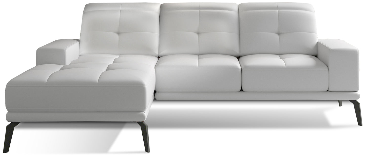 Biały narożnik Torrense w tkaninie Soft 17 z nowoczesną linią i wygodnym szezlongiem po lewej stronie. Elegancki narożnik do salonu w stylu minimalistycznym, loftowym lub nowoczesnym.