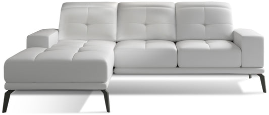 Biały narożnik Torrense w tkaninie Soft 17 z nowoczesną linią i wygodnym szezlongiem po lewej stronie. Elegancki narożnik do salonu w stylu minimalistycznym, loftowym lub nowoczesnym.