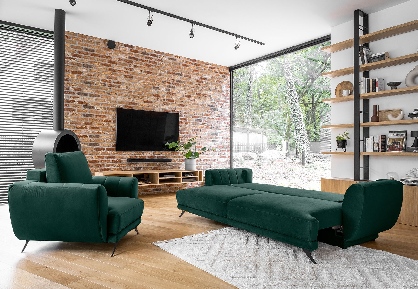 Nowoczesny komplet Megis Loco 35 prezentuje sofę, fotel i pufę w zielonej tkaninie. Organiczne linie oraz kompaktowa forma dobrze wpisują się w styl contemporary i modern.