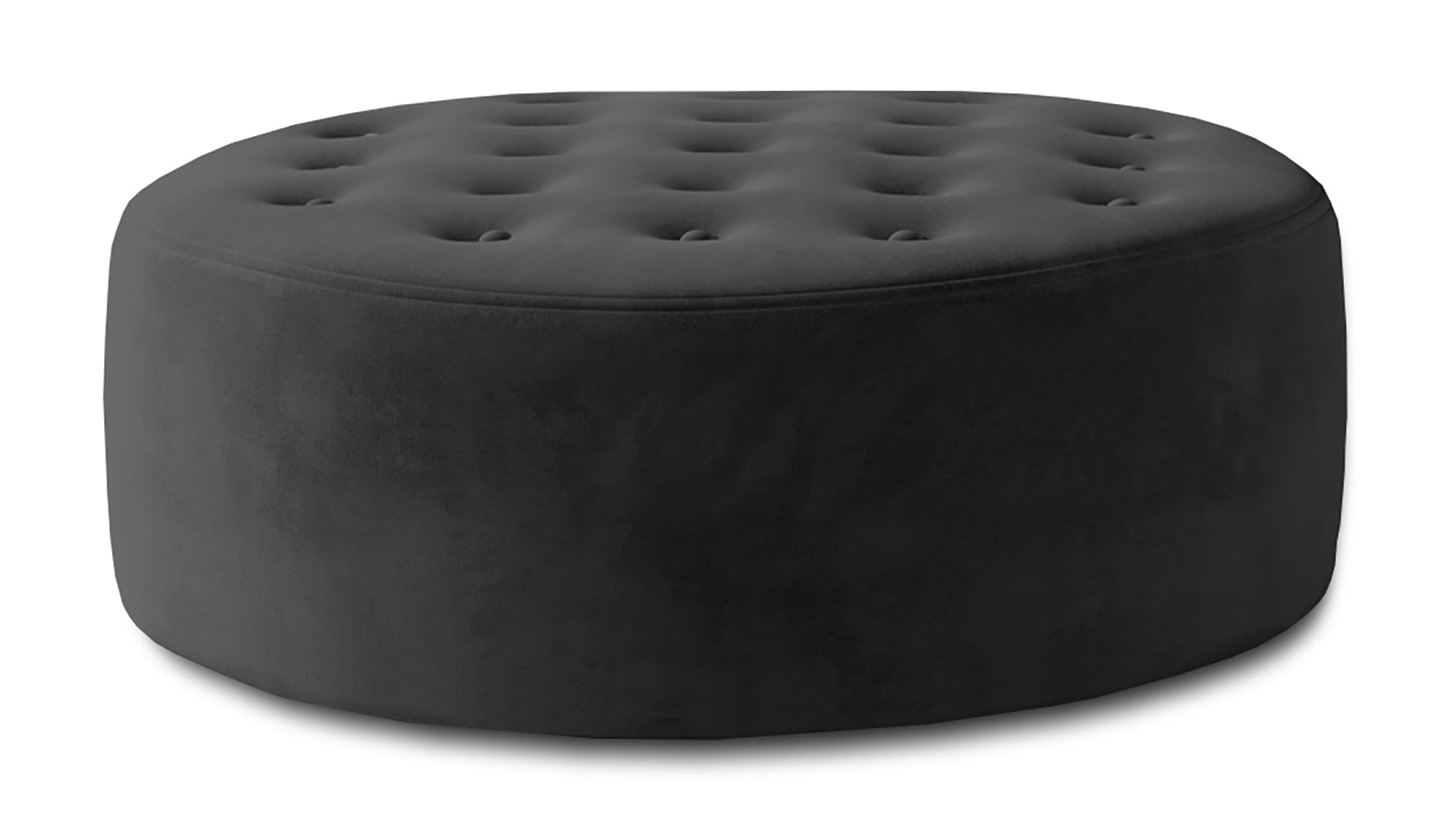 Ciemnoszara pufa Monty w tkaninie Monolith 97 pokazana jako okrągły mebel tapicerowany z miękkim siedziskiem, dekoracyjnym pikowaniem i elegancką strukturą materiału.