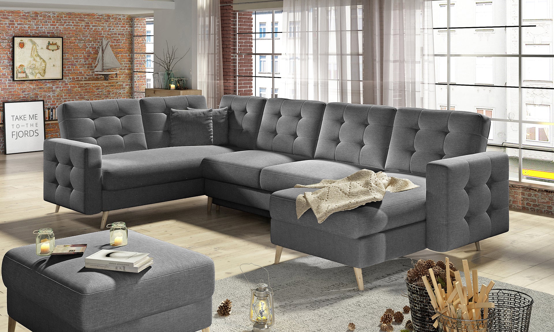 Narożnik Asgard U w kolorze ciemnoszarym Sawana 05 z miękkimi poduszkami i wygodnym siedziskiem. Minimalistyczny design oraz stonowana kolorystyka sprawiają, że mebel idealnie pasuje do eleganckich i nowoczesnych wnętrz.