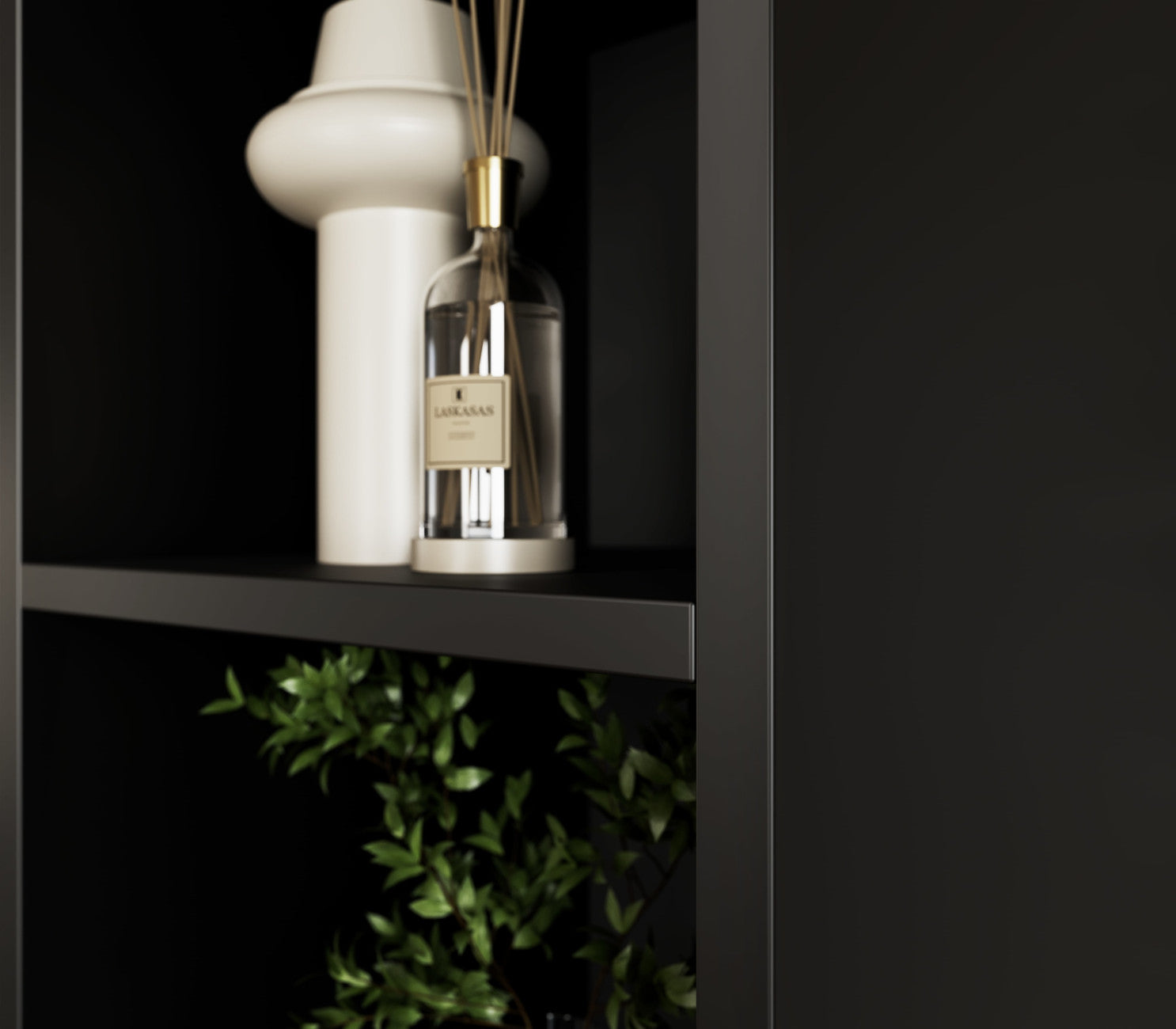 Regał Craft w białym wykończeniu stojący w eleganckim salonie przy szklanych drzwiach