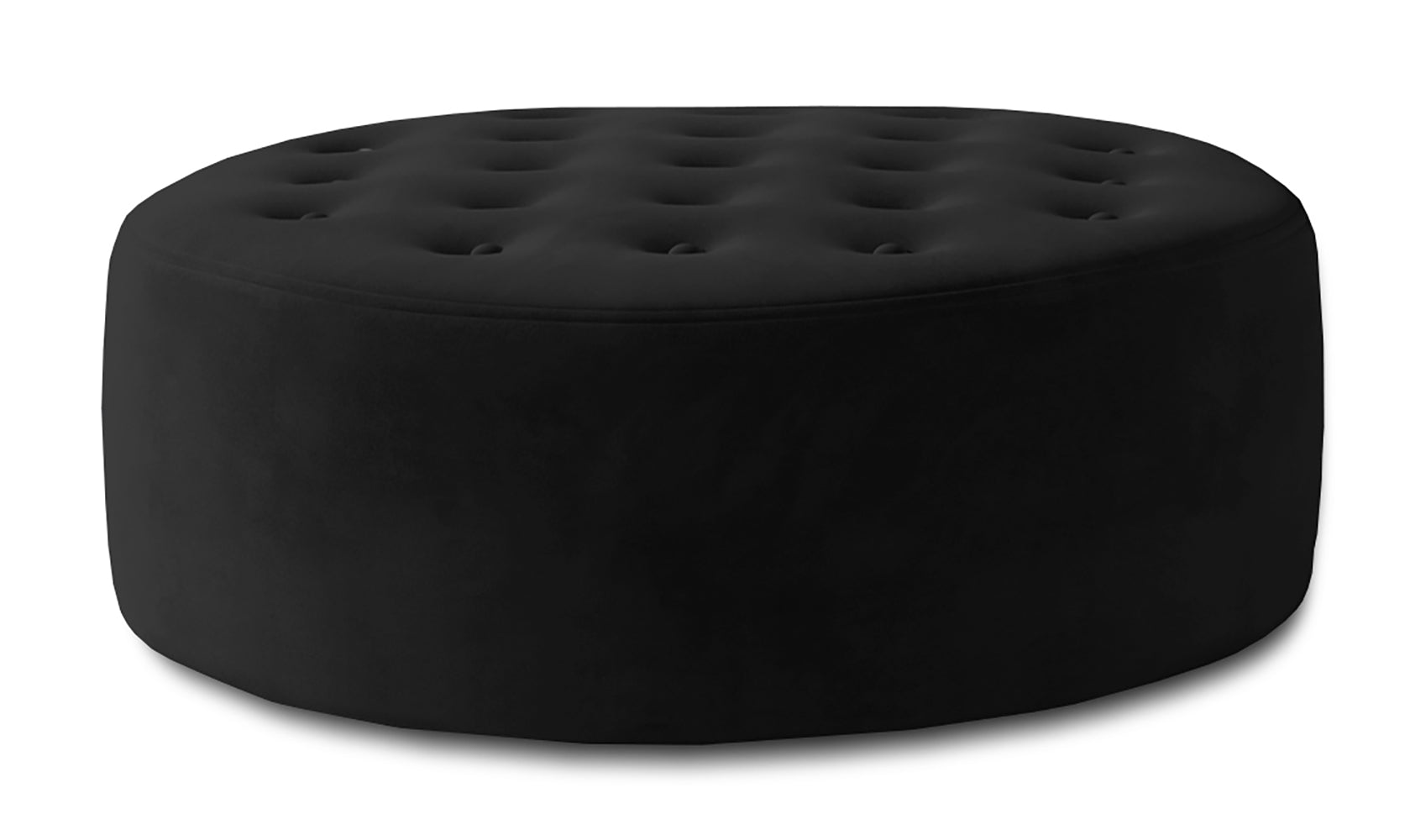 Czarna pufa Monty w tkaninie Matt Velvet 99 pokazana na jasnym tle jako okrągły mebel tapicerowany z miękkim siedziskiem i dekoracyjnym pikowaniem.