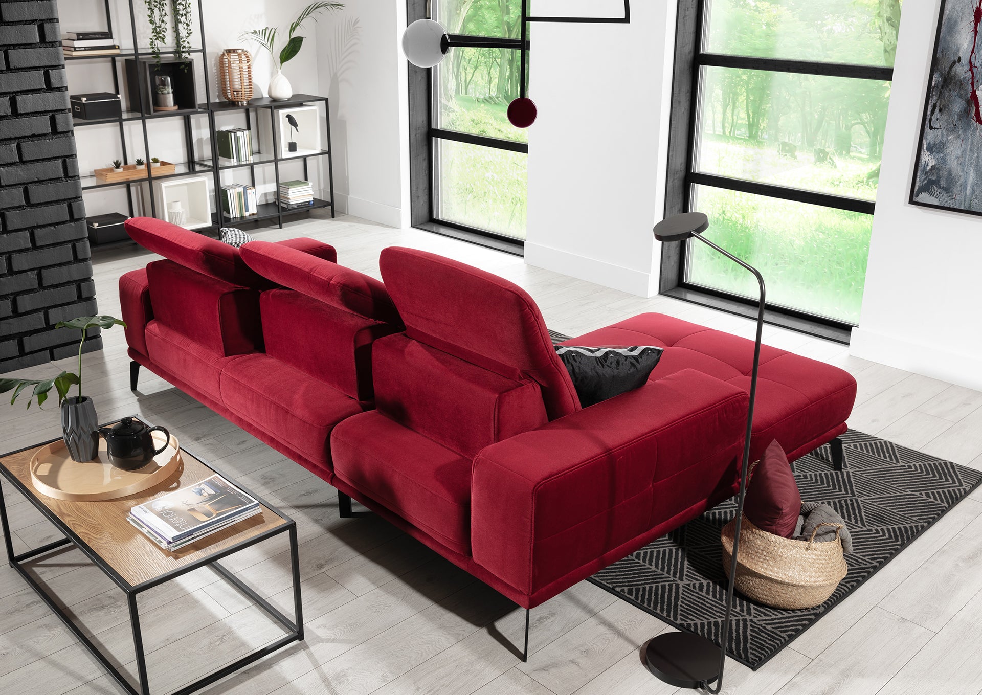 Elegancki narożnik do salonu Torrense lewy wykonany w czerwonej tkaninie Kronos 02 z nowoczesnymi przeszyciami i metalowymi nogami. Idealny wybór do stylowych wnętrz inspirowanych nowoczesnym designem.