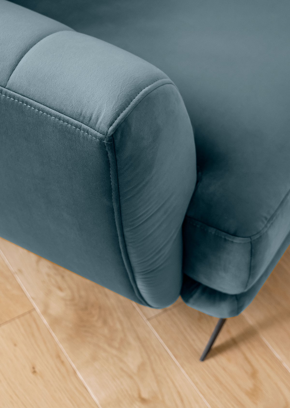 Komplet salonowy Megis Loco 38 prezentuje miękko wyprofilowaną sofę, fotel i podnóżek w niebieskiej tkaninie. Prosty układ i przyjazna kolorystyka sprzyjają codziennemu wypoczynkowi.