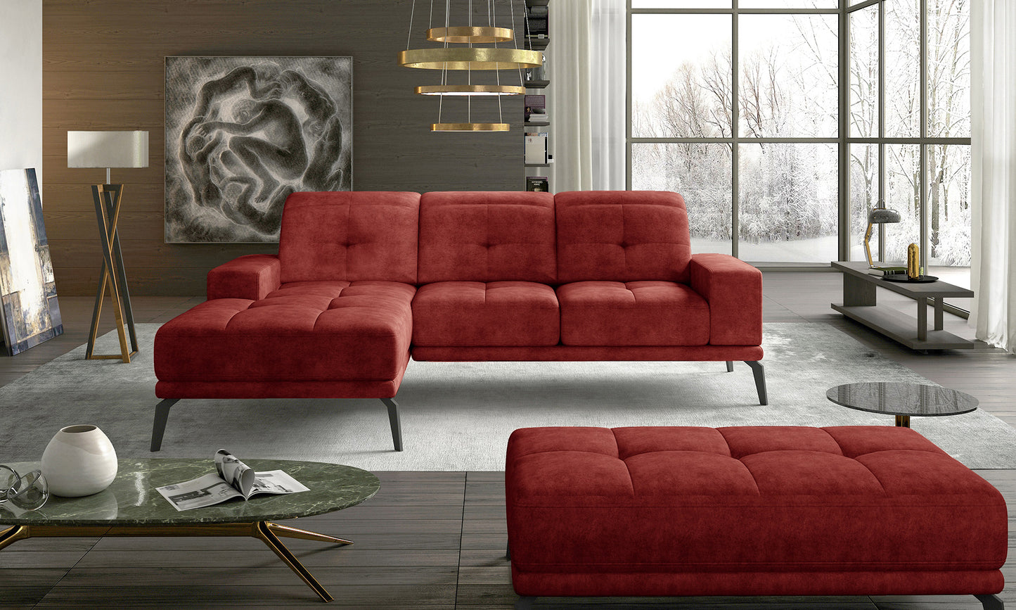 Czerwony narożnik do salonu wykonany w tkaninie Dora 63 prezentujący minimalistyczną formę oraz miękkie siedziska. Designerski narożnik świetnie komponujący się z ciemnymi dodatkami i nowoczesnymi aranżacjami wnętrz.