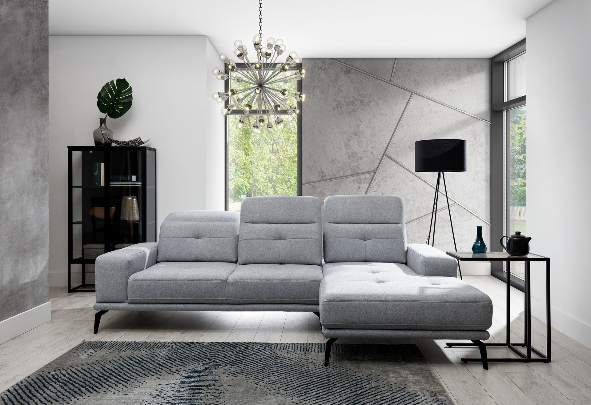 Designerski narożnik w jasnoszarej tkaninie Primo 88 z wygodnymi poduszkami oparciowymi oraz nowoczesną linią. Duży narożnik wypoczynkowy do salonu tworzący funkcjonalną strefę odpoczynku dla całej rodziny.