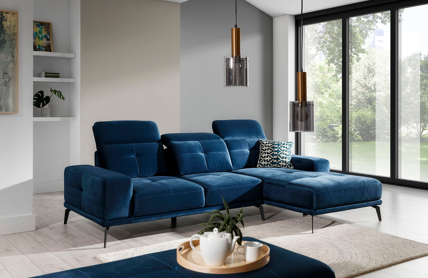 Niebieski narożnik do salonu wykonany w tkaninie Monolith 77 prezentujący minimalistyczną formę oraz miękkie siedziska. Designerski narożnik prawostronny świetnie komponujący się ze złotymi dodatkami i jasnymi aranżacjami wnętrz.