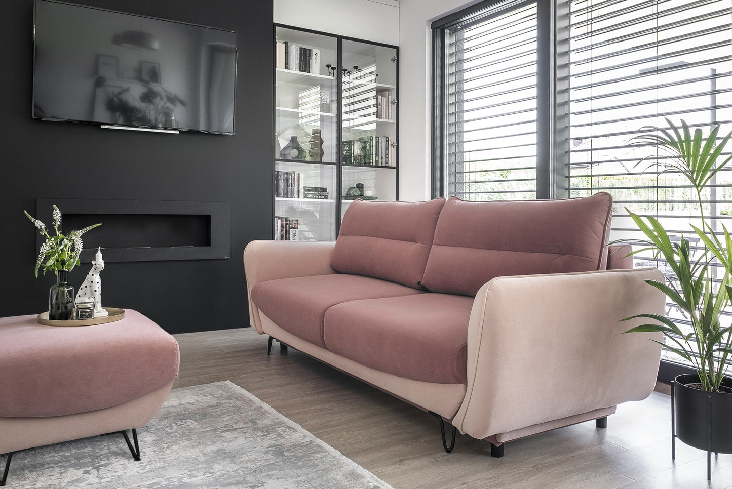 Kanapa Silva z różowym siedziskiem Velvetmat 24 i jasnymi bokami Mat Velvet 61, zaprezentowana jako elegancki mebel wypoczynkowy do przytulnego salonu lub pokoju dziennego.