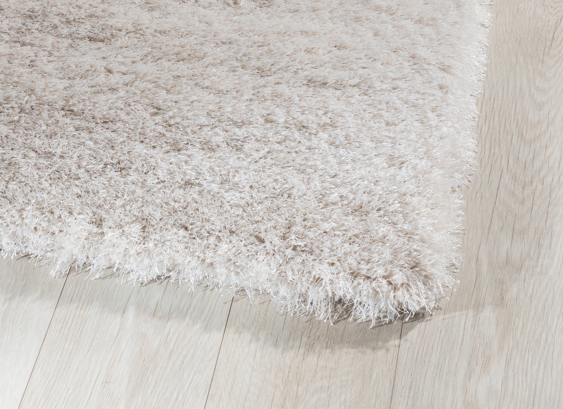 Detal dywanu Blodwen Beige 80x150 cm z widocznym gęstym splotem i wysokim, sprężystym włosiem.