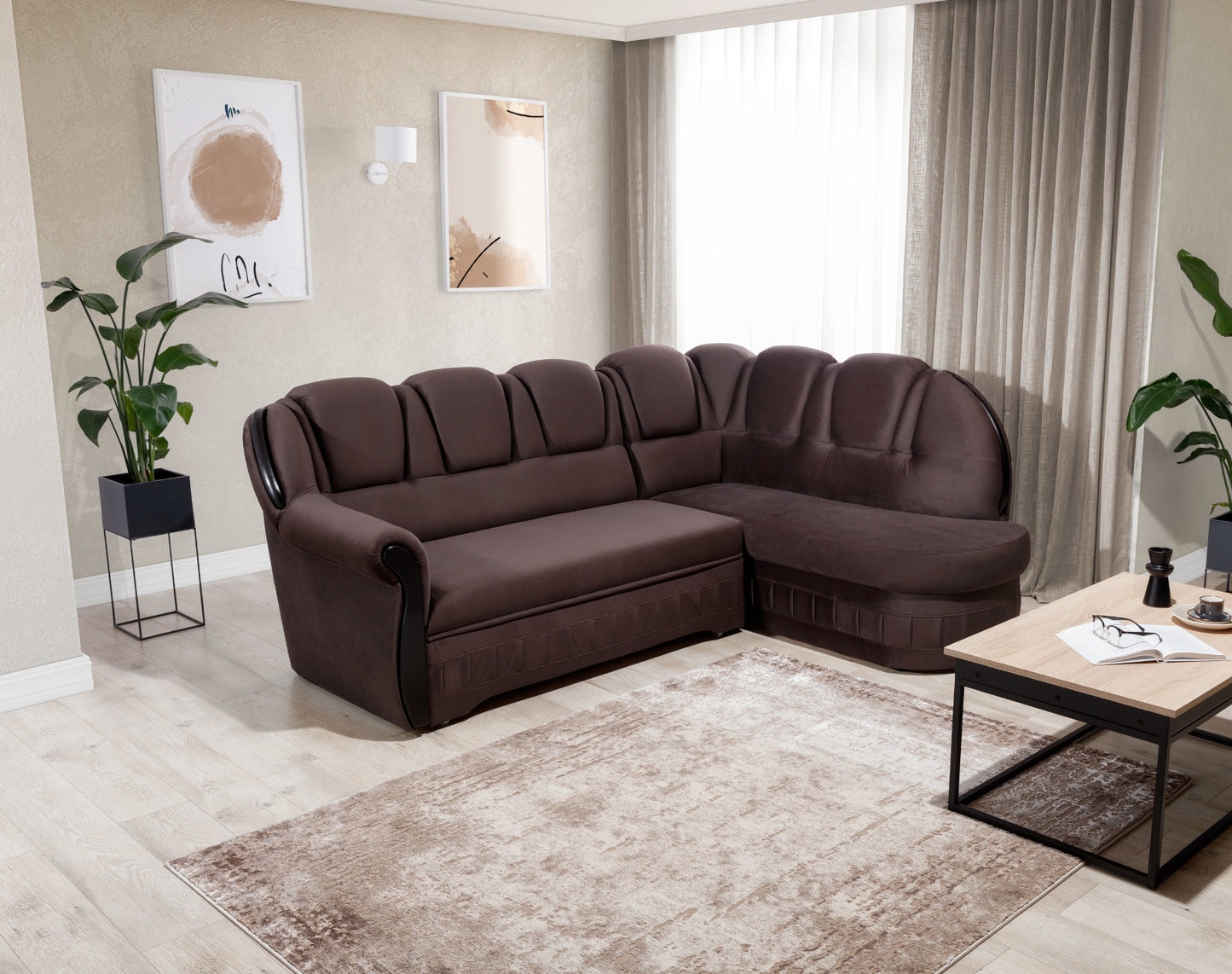 Dywan Codrila Beige 120x180 cm w eleganckim salonie z brązowym narożnikiem i nowoczesnymi dekoracjami.