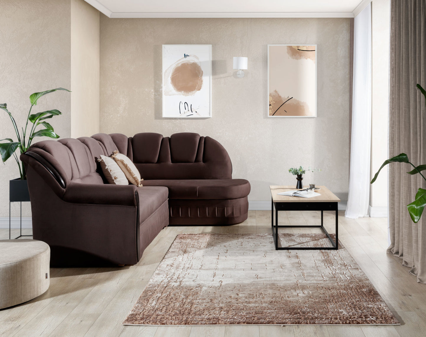 Dywan Codrila Beige 160x220 cm w eleganckim salonie z brązowym narożnikiem i jasnym wystrojem wnętrza.