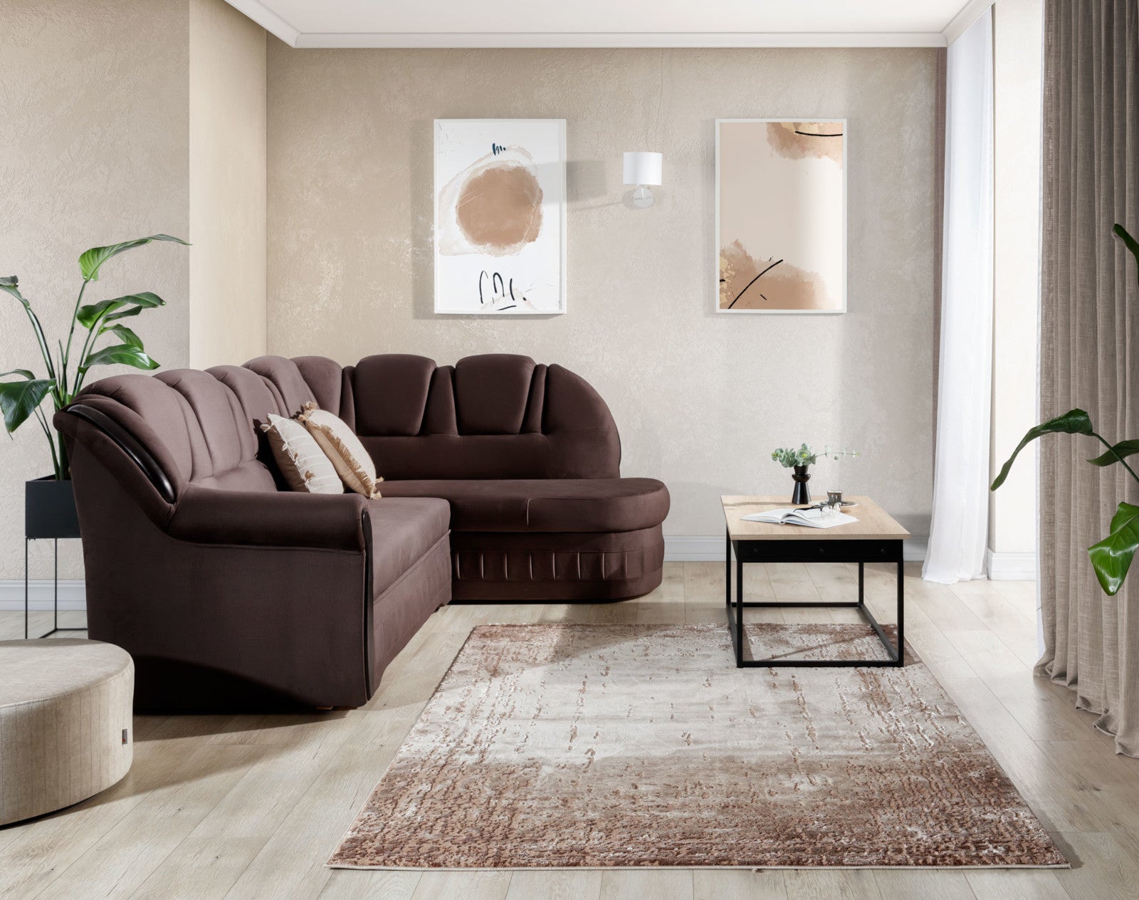 Dywan Codrila Beige 80x150 cm w salonie z brązowym narożnikiem i drewnianym stolikiem kawowym w ciepłej aranżacji.