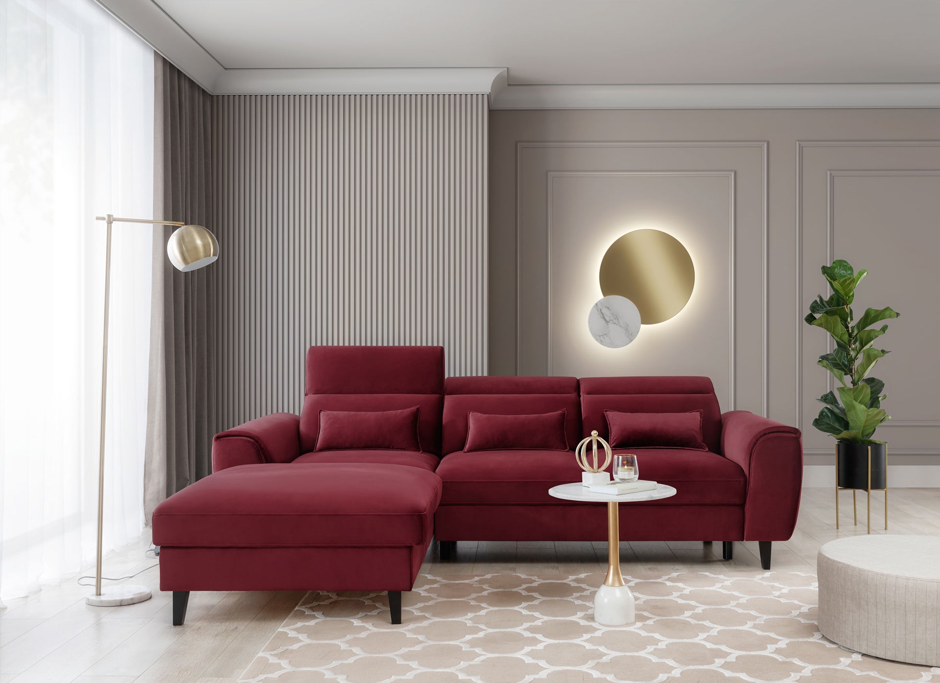 Dywan Elsher Beige 160x220 cm w eleganckim wnętrzu z bordową sofą, złotą lampą i dekoracyjną ścianą – stylowy salon w ciepłych odcieniach.