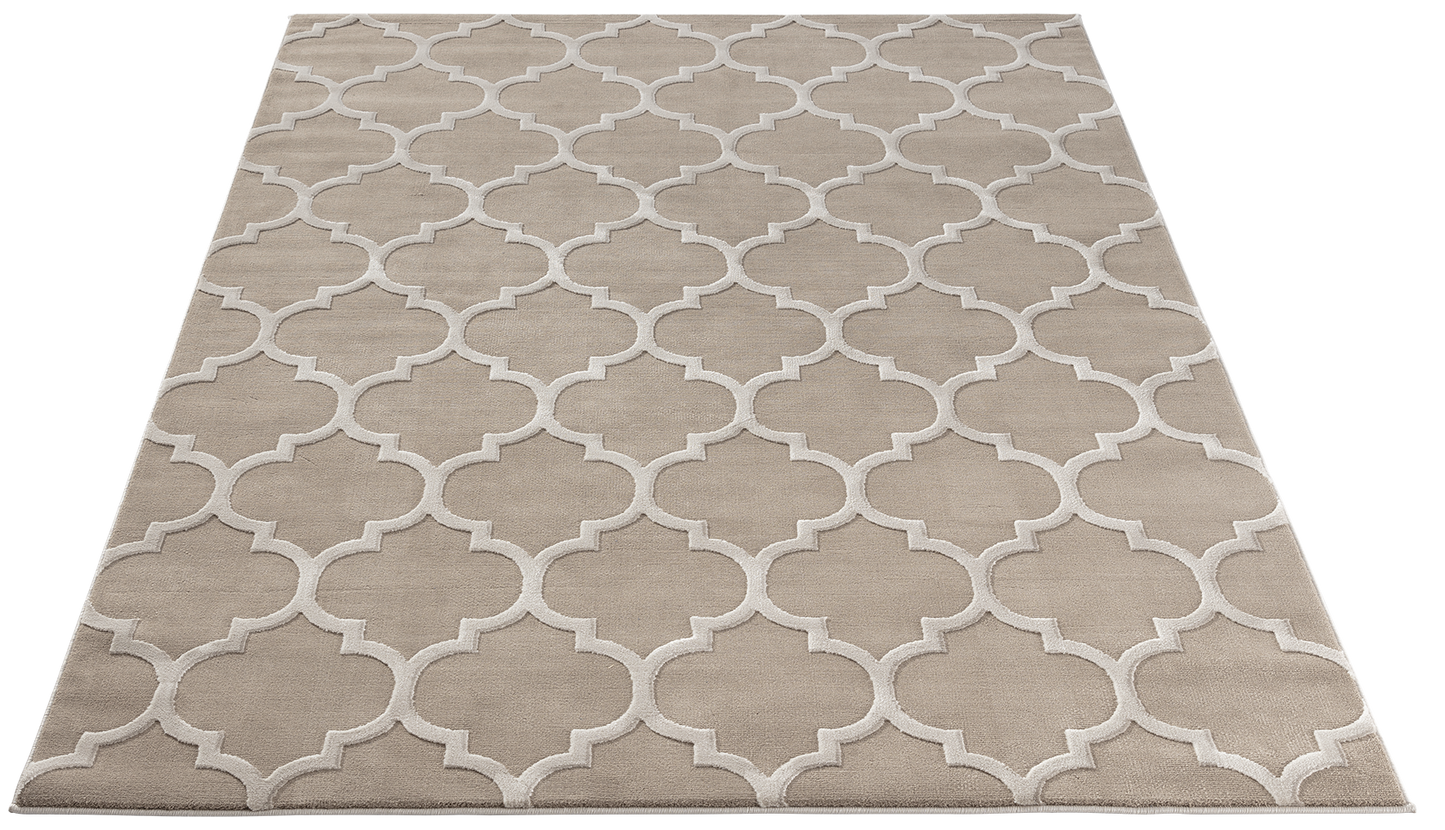 Dywan Elsher Beige 160x220 cm w perspektywie – beżowy dywan z jasnym, wypukłym geometrycznym wzorem.