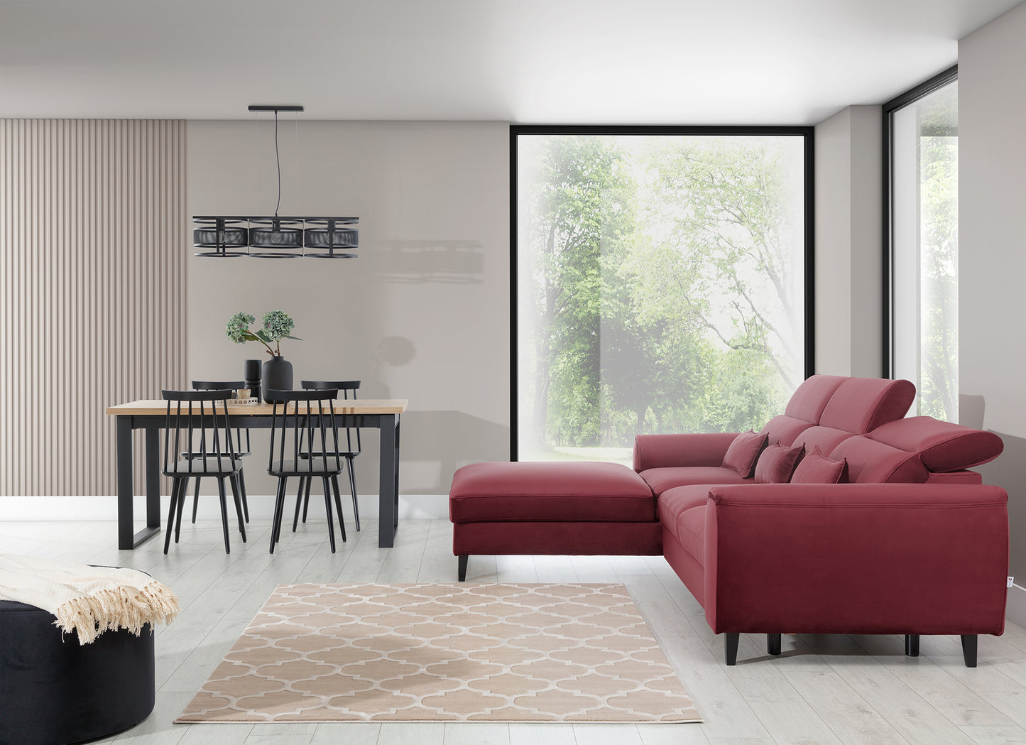 Dywan Elsher Beige 80x150 cm w nowoczesnym salonie z bordowym narożnikiem i stołem jadalnianym – widok ogólny wnętrza.