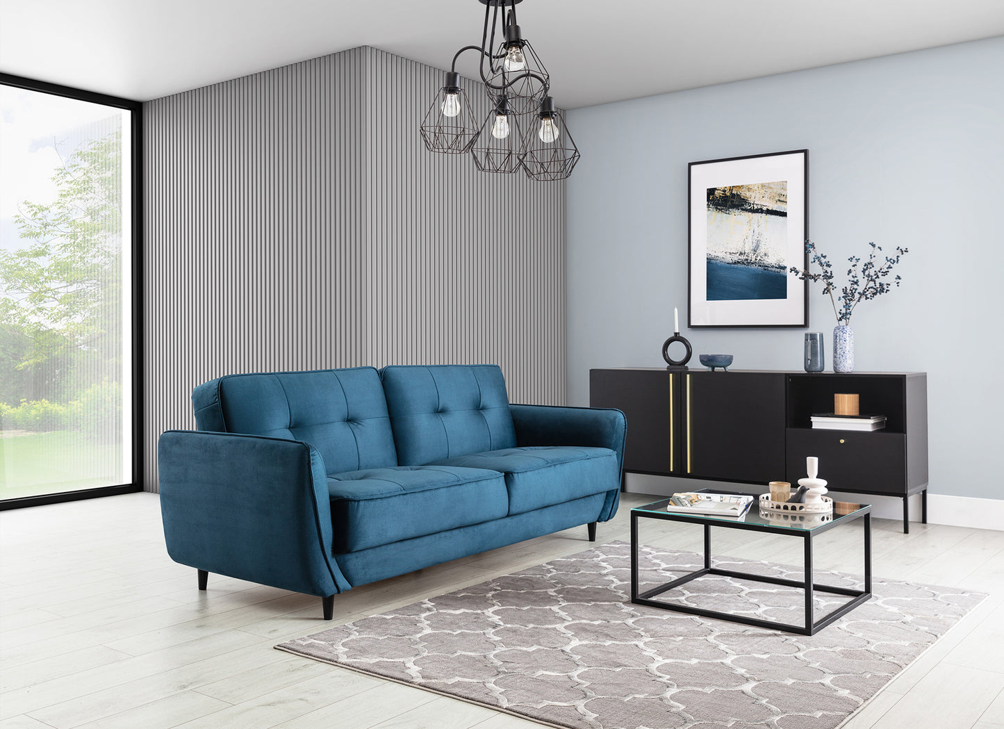 Dywan Elsher Grey 160x220 cm w nowoczesnym salonie z granatową sofą, czarnym stolikiem kawowym i komodą w stylu minimalistycznym.