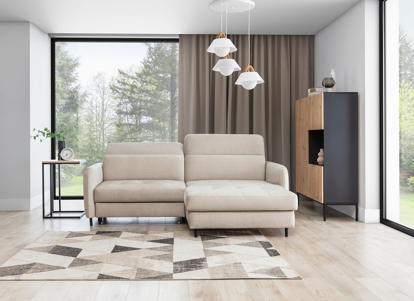 Dywan Eustache Beige 120x180 cm w eleganckim salonie z beżowym narożnikiem i panoramicznym oknem z widokiem na ogród – styl nowoczesny.